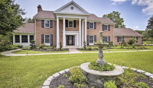 Luxury Estate just minutes from D.C.- Cherry Blossom Season 2023