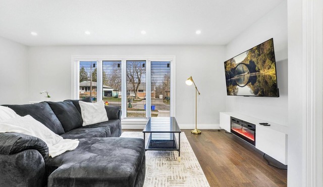 Luxury Estate+Renovated 5 BD+65"