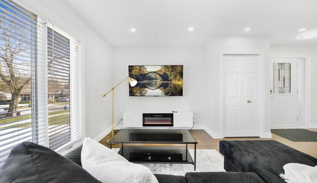 Luxury Estate+Renovated 3 BD+65" TV+WFH+Sleeps 9