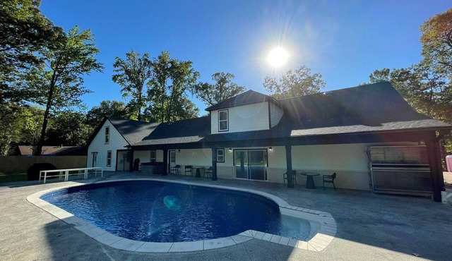 Luxury Estate Retreat-12 Bedrooms Pool Hot Tub Sauna Theater Room