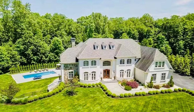 Luxury Estate Sleeps 20+ Pool Hot Tub Private access to Lake 1hr NYC
