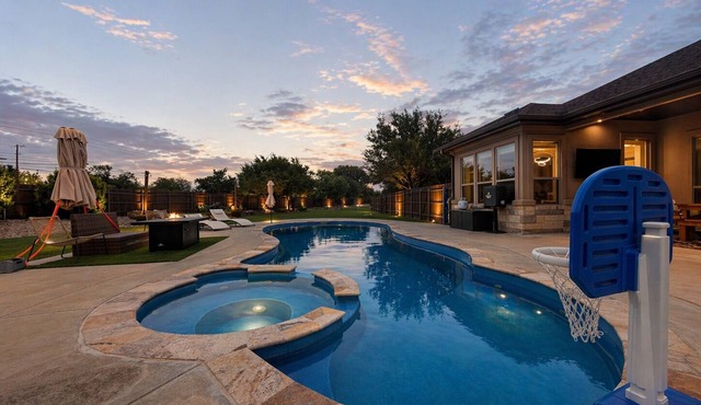 Luxury Estate w/Pool, Jacuzzi, Theater & Guest House