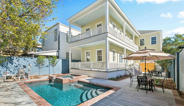 Luxury Estate w/Private Pool, Spa & Gated Parking