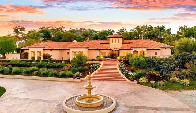 Luxury Estate with Private Pool, close to Temecula Wine Country and Trails