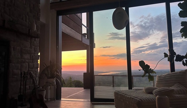 Luxury Estate with a Lakeview - Where Elevation Meets Imagination