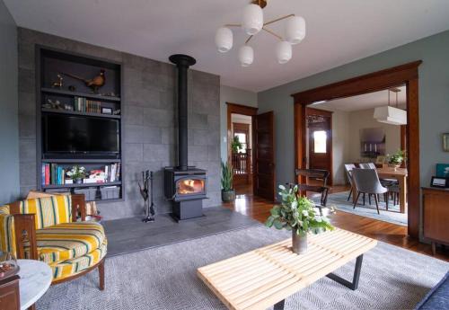 Luxury Estate with Wood Stove and Hot Tub - Dancing Doe Estate