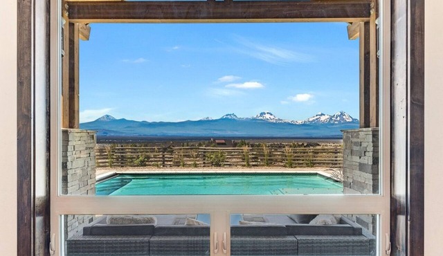 Luxury Exclusive Home on 1.3 acres w/Breathtaking Mountain Views & Private Pool