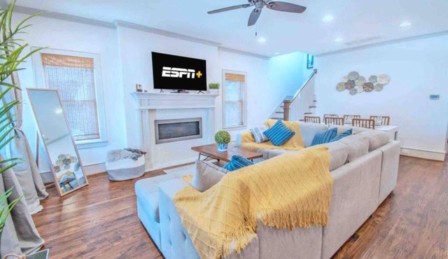 Luxury Executive Home - 300 yds from Katy Trail