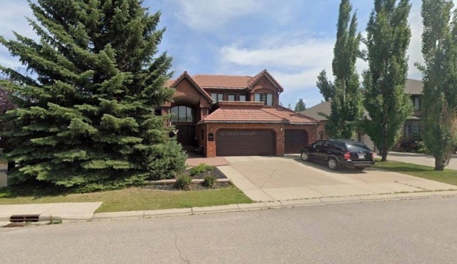 Luxury Executive Home 6000 sq ft 5 bedrm central location with AC and fitness rm