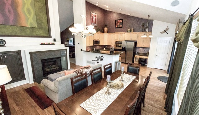 Luxury Executive Home, Near Parker and DTC, Great deals for long stays, Pets OK