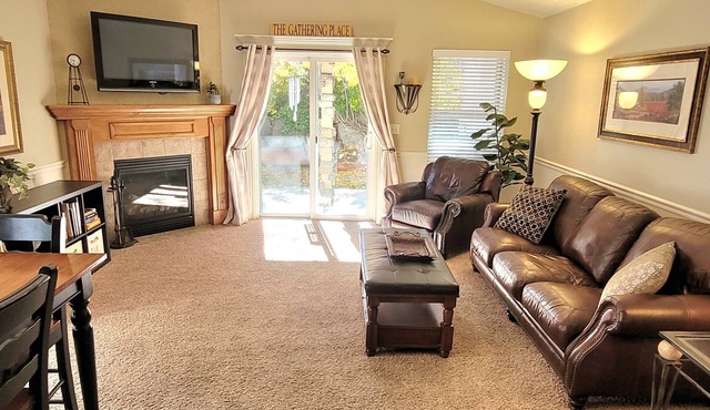 Luxury Executive Duplex Main Level, Huge Master, Large Kitchen