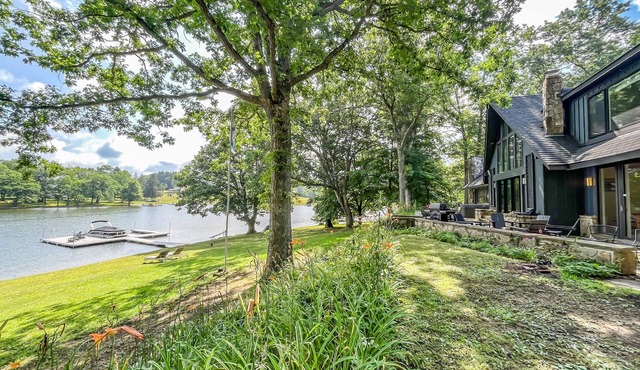 Luxury Expansive Lakefront, Newly Renovated!