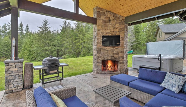 Luxury Fall City Retreat on 8 AC w/ Hot Tub!