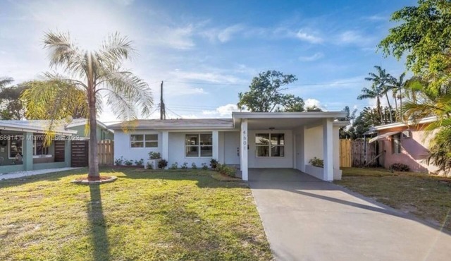 Luxury Family and Business Travel Home with Yard!