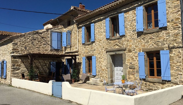 Luxury family friendly accommodation with swimming pool set in idyllic location