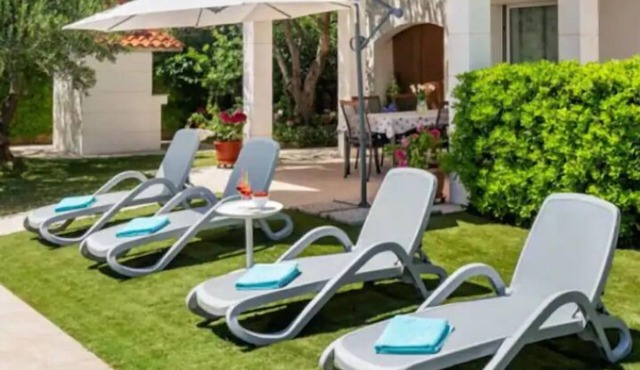 Luxury family-friendly apartment with private pool, 10 min drive to center Split