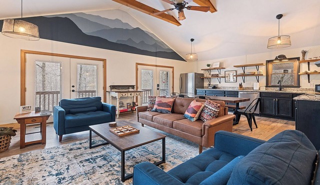 Luxury Family Friendly Renovated Mountain Lodge w Hot Tub - Peaceful Retreat