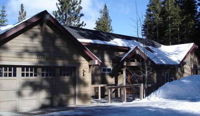 Luxury Family & Group Gathering: 2 Living Rooms, Hot tub, Game Room, EV Charger