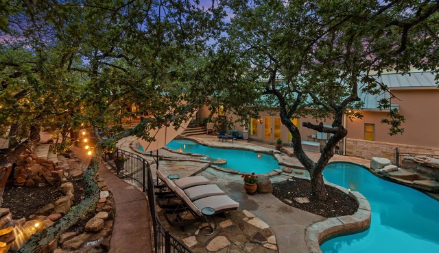 Luxury Family Getaway, Pools, Hot Tub, Playground & Sleeps upto 18
