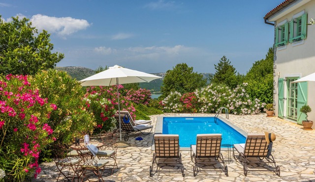 Luxury Family Home. Heated Pool. Kids Park. Pets. Privacy. Concierge. Sauna.