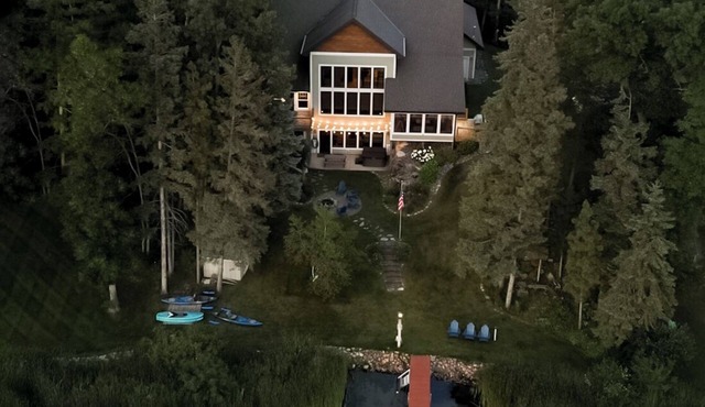 Luxury Family Lake Home-Hot tub, Sauna, Peloton, Game Tables, Mini Sport Court!