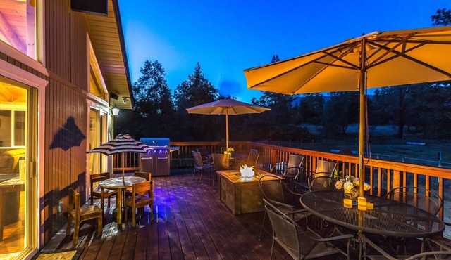 Luxury Family Lodge Near Yosemite – Pool, Hot Tub, Game Room, Ponies!