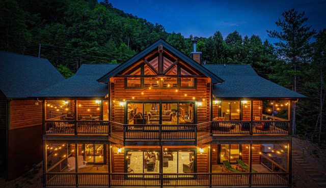 Luxury Family Lodge w/Amazing re-Views/Game Room/Hot-tub/Pool/10 min2Cades Cove