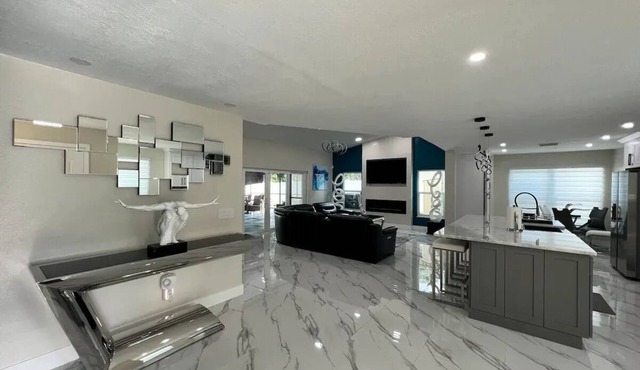 Luxury Family Oasis: Fabulous Screened Pool