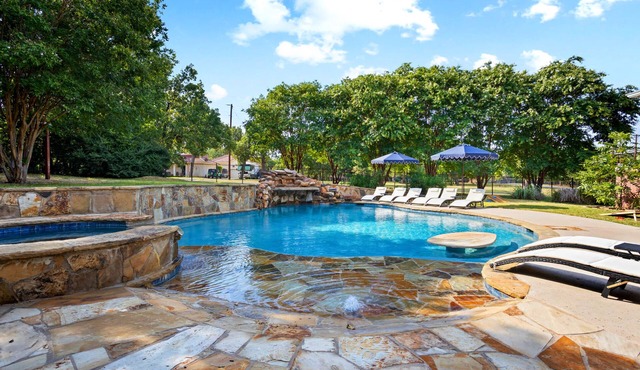 Luxury Family Oasis: Huge pool, Spa, Firepit, Playground, Outdoor Kitchen, Games