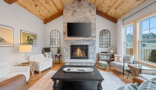 Luxury Family Retreat - Game Room, Chef’s Kitchen, Walk to Shops & Shoreline 🏖️