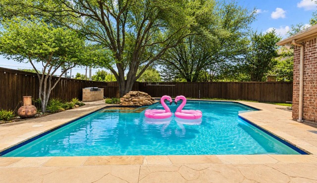 Luxury Family Retreat Saltwater Pool Oasis BBQ