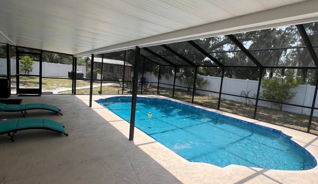 Luxury Family size house, 9 miles away from siesta key, with pool