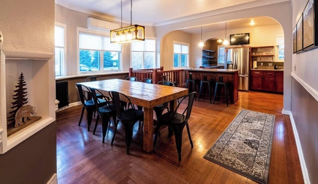 Luxury Family Stay in Downtown Cody Sleeps Up to 16