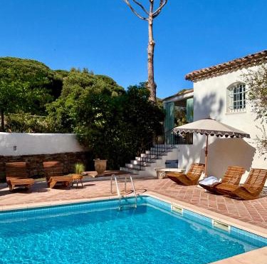 Luxury family villa with large pool, garden & outdoor dining near beach, Domaine l'Oiseau Bleu in Sainte-Maxime