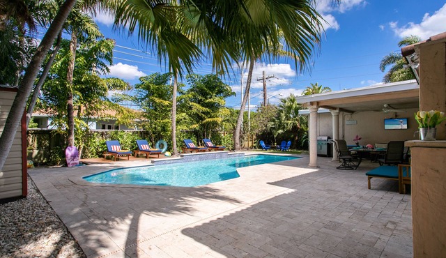 Luxury Family Villa with Salt Water Heated Pool & Hot Tub by the Beach!