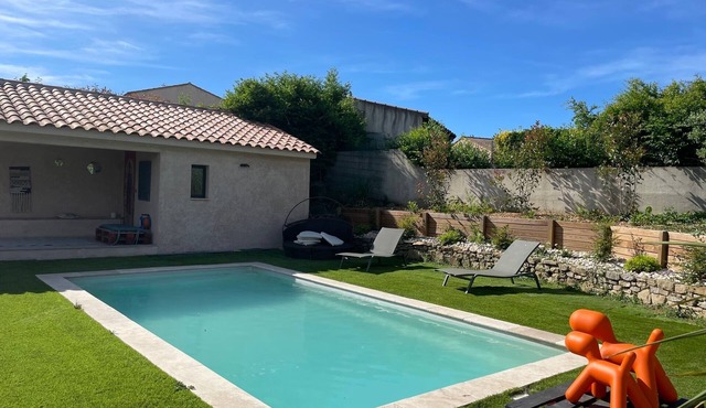🌿 Luxury family villa with swimming pool in a Provencal setting.