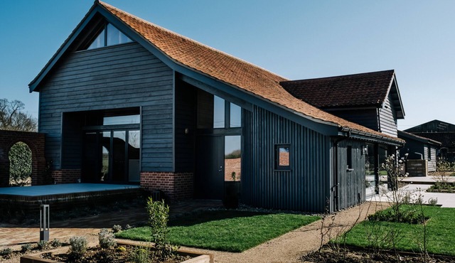 Luxury Farm Barn with Copper Top Bar and Hot Tub - Located in Rural Suffolk
