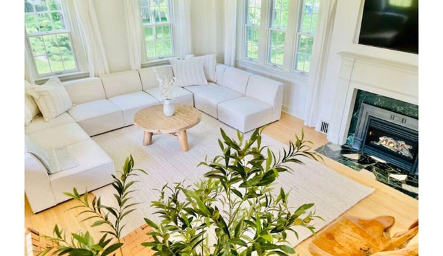 Luxury Farmhouse in Niagara-On-The-Lake: Waterfront & Vineyard Views