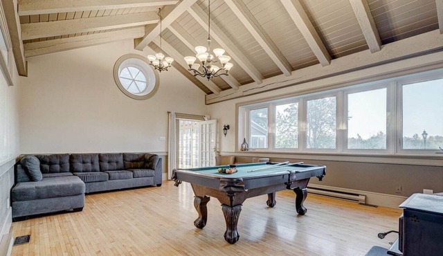 Luxury Farm w/ pool & hot tub. Weekend Getaway