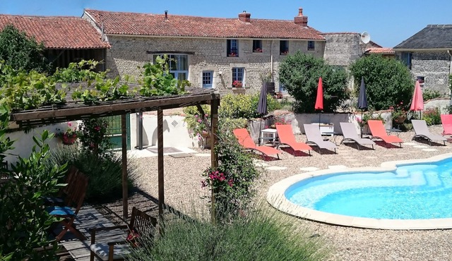 Luxury Farmhouse, Exclusive Use Heated Pool, Free WIFI, Dogs Welcome