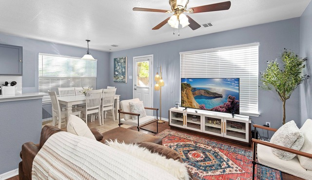Luxury farmhouse A - 10 min from DT - sleeps 10