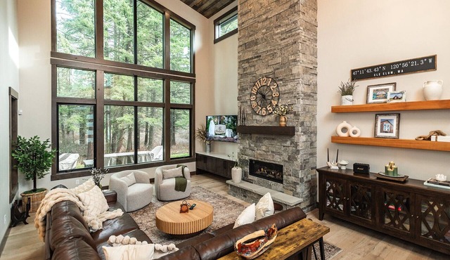 Luxury farmhouse cabin steps from Nelson Preserve. Enjoy a private hot tub, cozy fire pit, and fully stocked kitchen. Stylish, peaceful, and perfect for families or getaway seekers exploring all Suncadia has to offer.