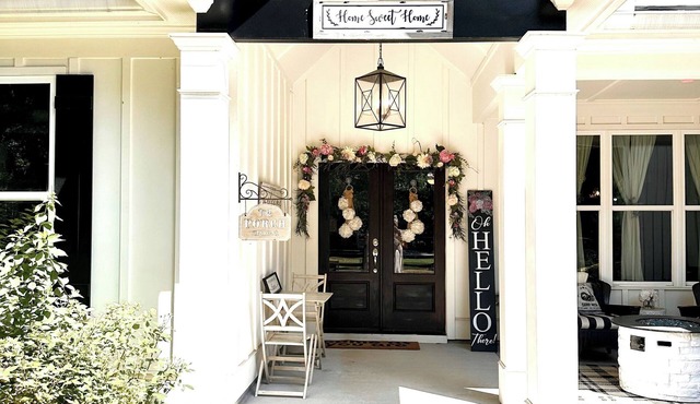 Luxury Farmhouse decor to the hilt!1 acre gated. RV & boat space plus camping!