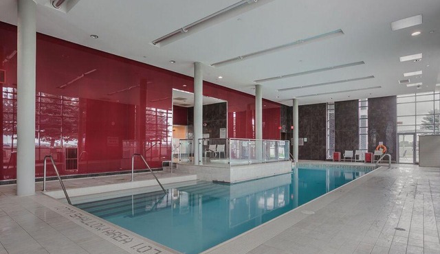 Luxury Farmhouse High-Rise Condo With CN Tower City View, Pool, Hot Tub
