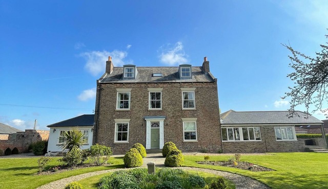 Luxury Farmhouse:Padel court/Hot tub/pool table/fire pit. Central meet up point.