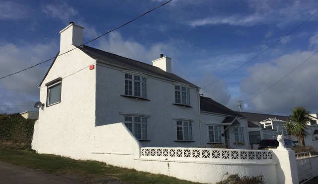 Luxury Farmhouse - Porthdafarch - Sea Views, 150m from Beach, Wood-burners
