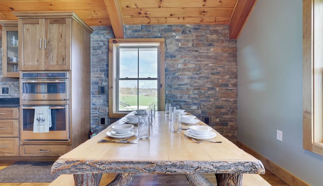 Luxury Farmhouse! Private Hiking Trails - Endless Views - Firepit - 4 Fireplaces