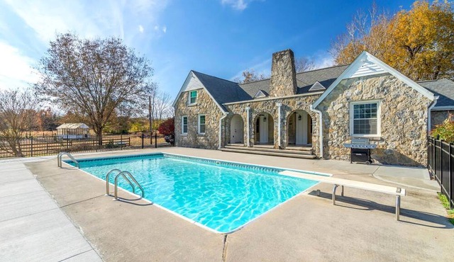 Luxury Farmhouse Retreat with Swimming Pool near Great Smoky Mountains in Maryville, Tennessee