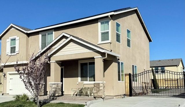 Luxury Farmhouse Style 4BR House Near River -RV-Entire House