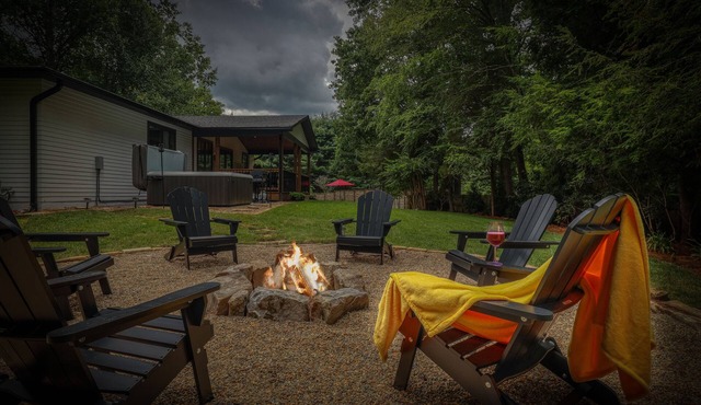 LUXURY FARMHOUSE, 2 Living spaces, Sleeps 12, PRIVATE in the mtns, 10min to town